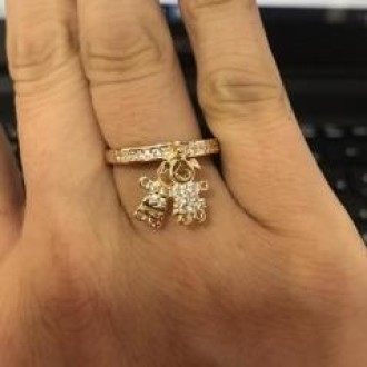 Detalhes do produto Anel meia aliança com 2 pingente casal cravejados pendurado