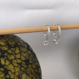 Detalhes do produto Brinco Argolinha Cravejada Pingente Coração de Zirconia