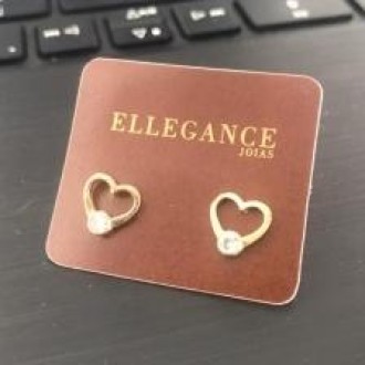 Detalhes do produto Brinco fixo coração vazado com 1 zirconia na ponta
