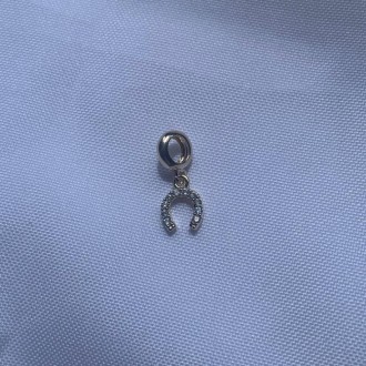 Detalhes do produto Pingente Ferradura Cravejada para Pulseira Réplica Pandora