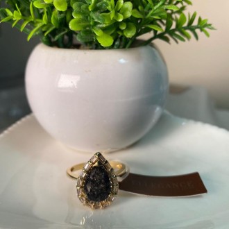 Detalhes do produto Anel cristal preto oval com detalhes