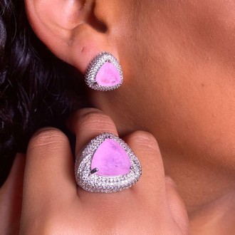 Detalhes do produto Conjunto triangulo cravejado rosa claro