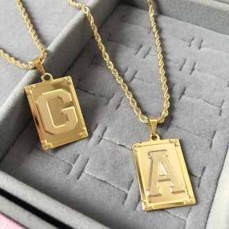 Detalhes do produto colar com placa letra M no cordão baiano