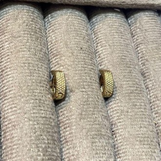 Detalhes do produto Brinco Argola Click Pontilhada Sem Zirconia