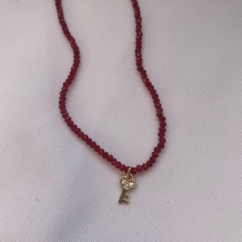 Colar Bolinhas Vermelho com Pingente de Chave Cravejada