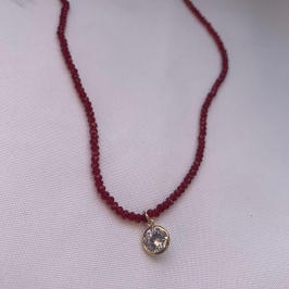 Colar Bolinhas Vermelho com Pingente de Ponto de Luz