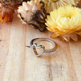 Anel Cravejado com Coração Vazado Banho Prata