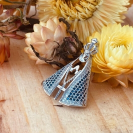 Pingente Nossa Senhora Cravejada Azul Grande Banho Prata