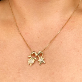 Colar veneziana com pingente casal cravejado roupa