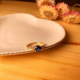 Anel solitário cravejado com pedra azul