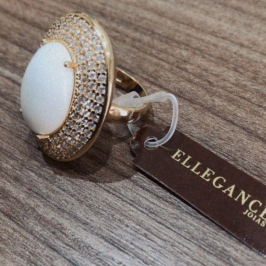 Anel Pedra branca com pontos de luzes