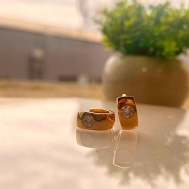 Argola click com 1 ponto de zirconia