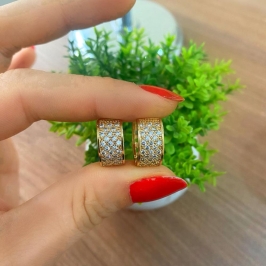 Brinco argola click quadrada cravejada