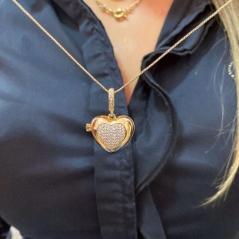 Colar relicário em forma de coração