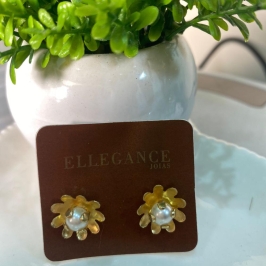 Brinco flor com perola