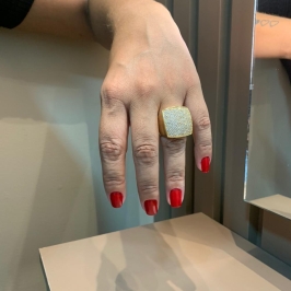 anel quadrado cravejado detalhe  triangulo nas bordas