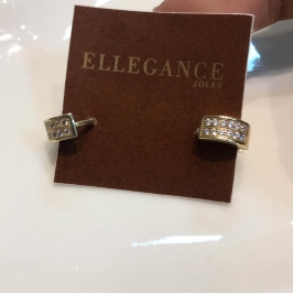 brinco argolinha cravejada com pontos de luz