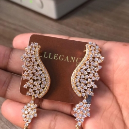 brinco cravejado com pingente gota