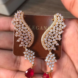 brinco cravejado com pingente gota