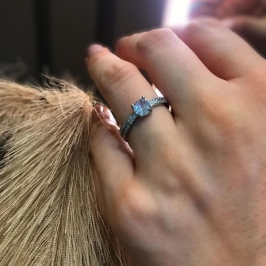 Anel solitario duas linhas cravejada