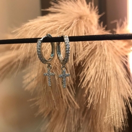 Argola click cravejada cruz