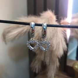 brinco click liso com coração cristal