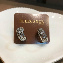Brinco meia argolinha com detalhes de flores cristal