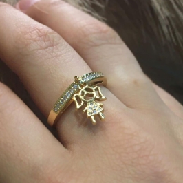 Anel meia aliança com pingente menina cristal