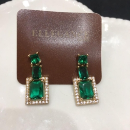 brinco pequeno quadrado verde, com detalhes