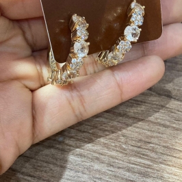 Argola cravejadas ponto de luz