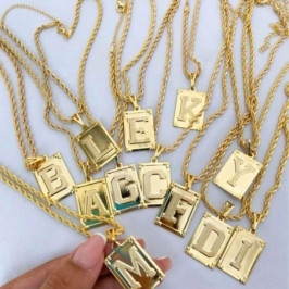 colar com placa letra L no cordão baiano