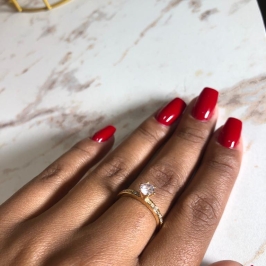 Anel solitario com base cravejada