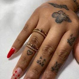 Anel letra B uma linha cravejada