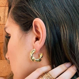 Brinco promocional argola torcida dourada