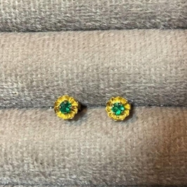 Brinco Flor com Ponto De Luz Verde