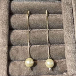 Brinco Longo com Pingente Pérola