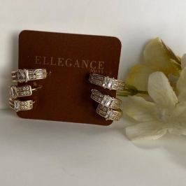 brinco cravejado pedra no meio