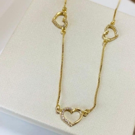 Colar com 3 corações metade cravejados