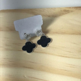 brinco com pingente virginia trevo preto