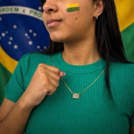colar bandeira do Brasil com veneziana