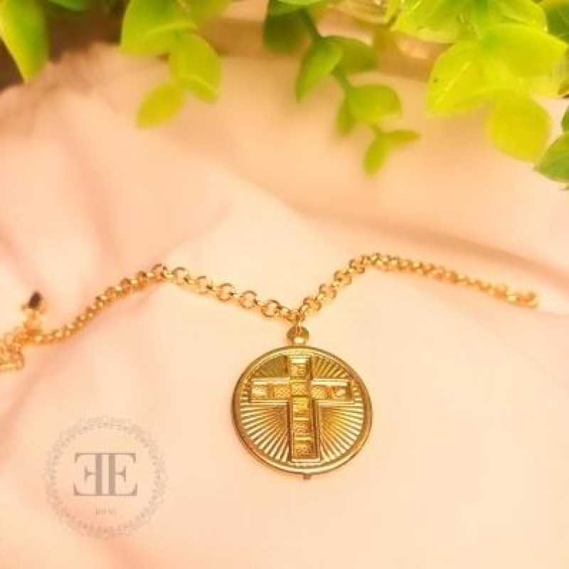 Pulseira cruz livrai do mal amém