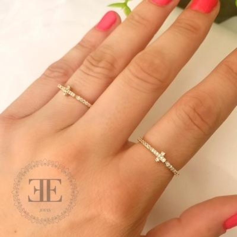 Anel Cravejado com Cruz