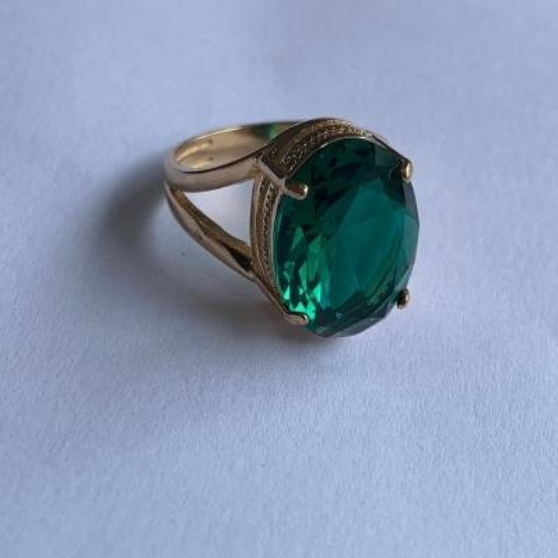 Anel Cravejado com Pedra Natural Verde Brilhoso
