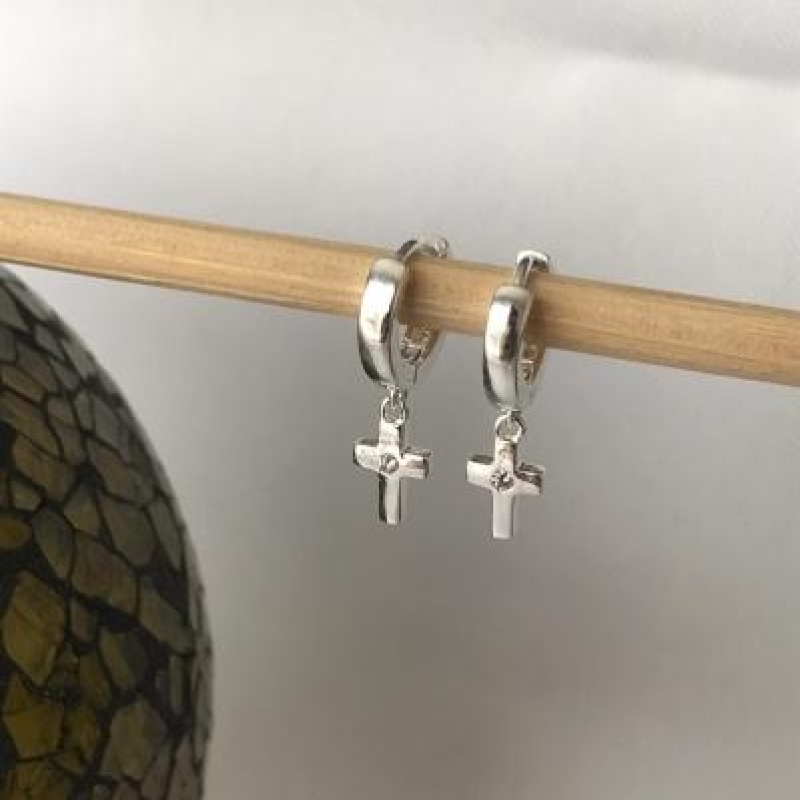 Brinco Argolinha Pingente Cruz com Ponto de Luz