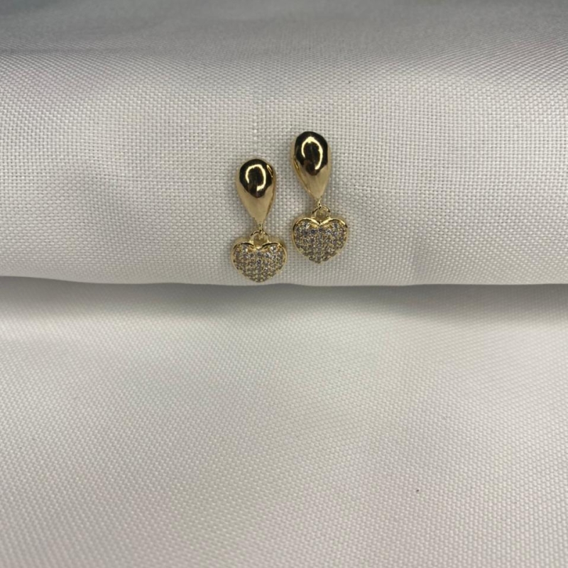 Brinco Gota Lisa com Pingente de Coração Cravejado