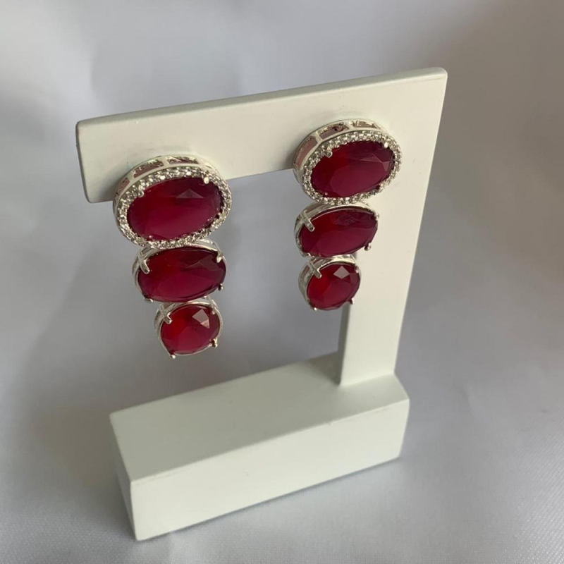 Brinco Prata Cravejado 3 Pedras Vermelho