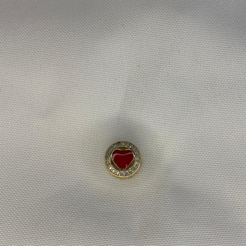 Círculo Cravejado com Coração Vermelho