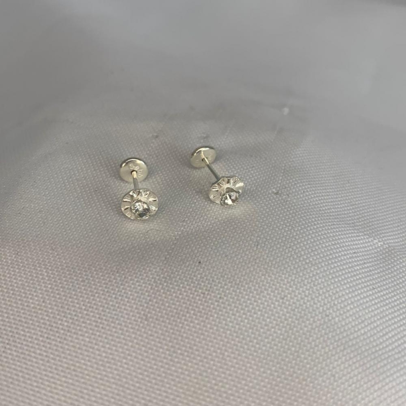 Brinco Circulo Liso com Ponto de Luz 4 Garras