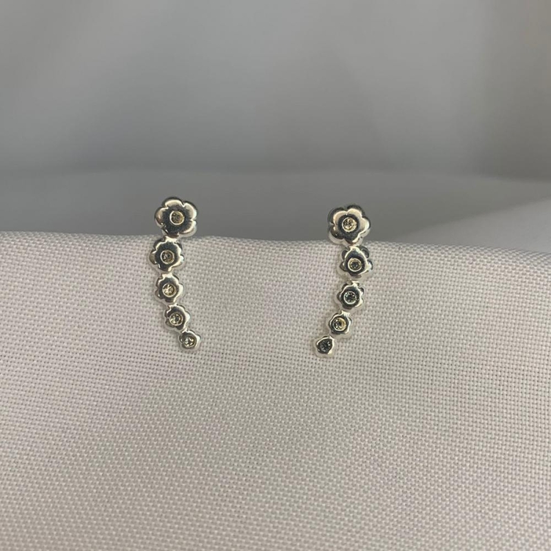 Brinco Ear Cuff 5 Flores com Ponto de Luz