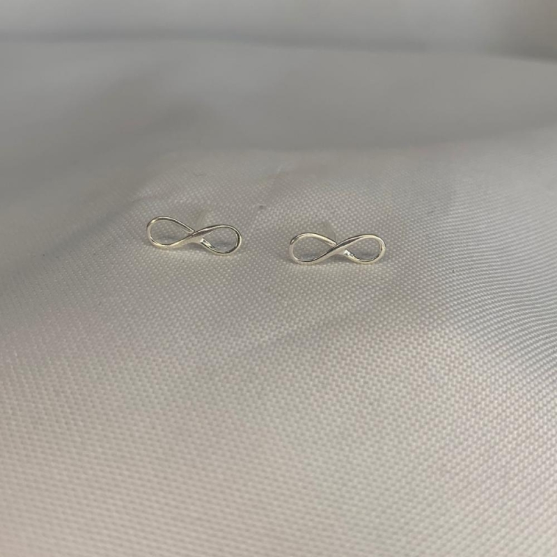 Brinco Infinito Liso Fino Vazado